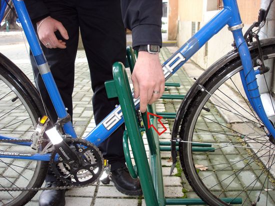 Postup uzamčení kola do bezpečnostního stojanu VELOCK